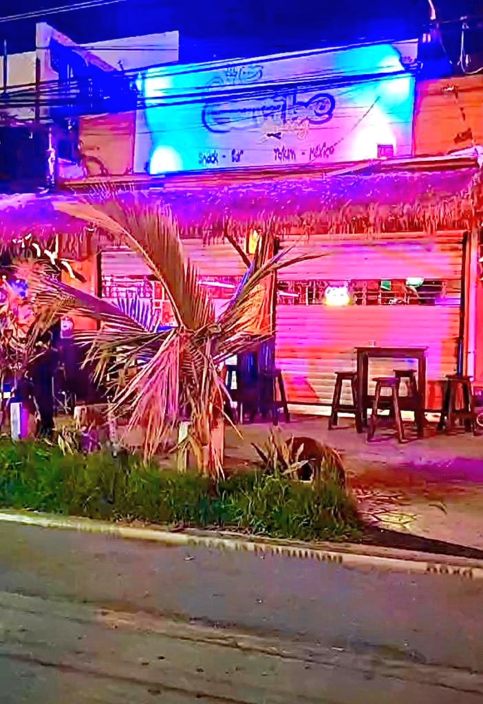 quintanaroonews's tweet photo. Escalada de violencia en #Tulum La madrugada de este miércoles un turista fue asesinado y tres más resultados lesionados en el bar Caribe Swing. La inseguridad ha aumentado desde hace menos de 2 meses, cuando @diegocastanonmx asumió la presidencia municipal interina de Tulum. https://t.co/mWIB0nSYVS