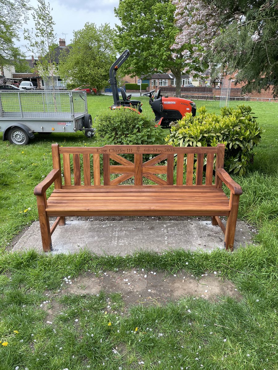 Just in #Time for the imminent #Coronation of @KingCharles the @NantwichTC has located this new #Commemorative bench seat in the aptly named Coronation Gardens.