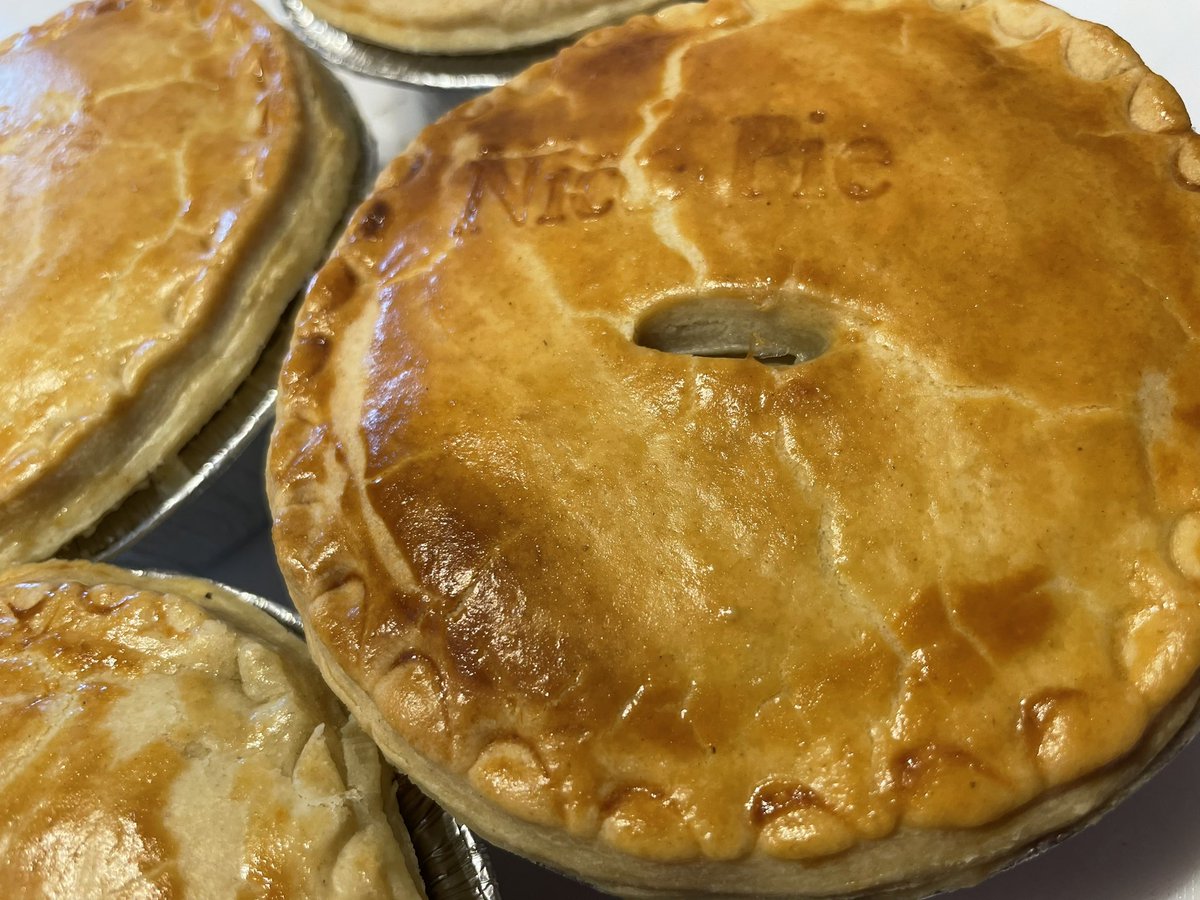 nice_pie1's tweet image. Minced Beef &amp;amp; Gravy 🥧 ‘no onions’ as requested just brim full with deliciousness! 
#nottingham #pie #nottsfood #foodie #tasty #nicepie #nicepieshop #homemade #shoplocal #familybakers