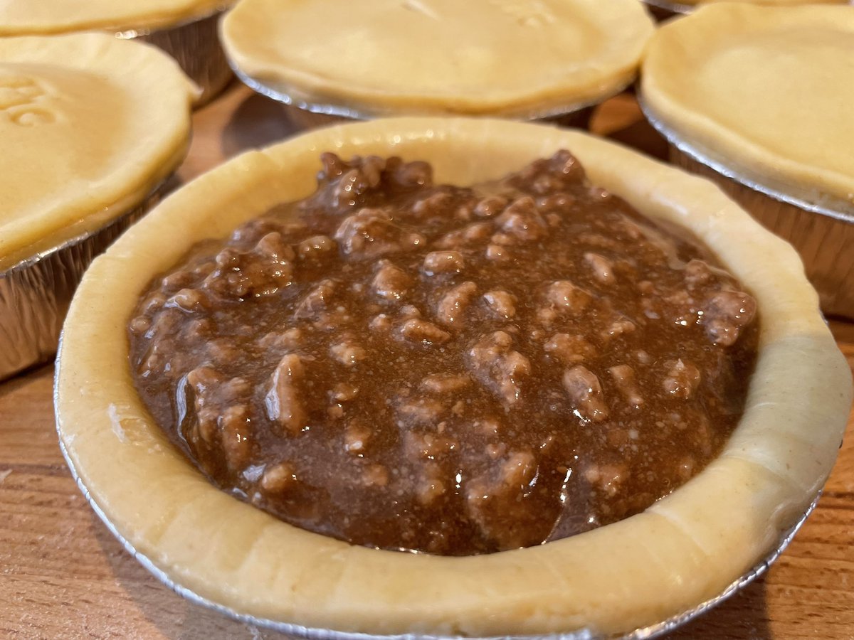 nice_pie1's tweet image. Minced Beef &amp;amp; Gravy 🥧 ‘no onions’ as requested just brim full with deliciousness! 
#nottingham #pie #nottsfood #foodie #tasty #nicepie #nicepieshop #homemade #shoplocal #familybakers