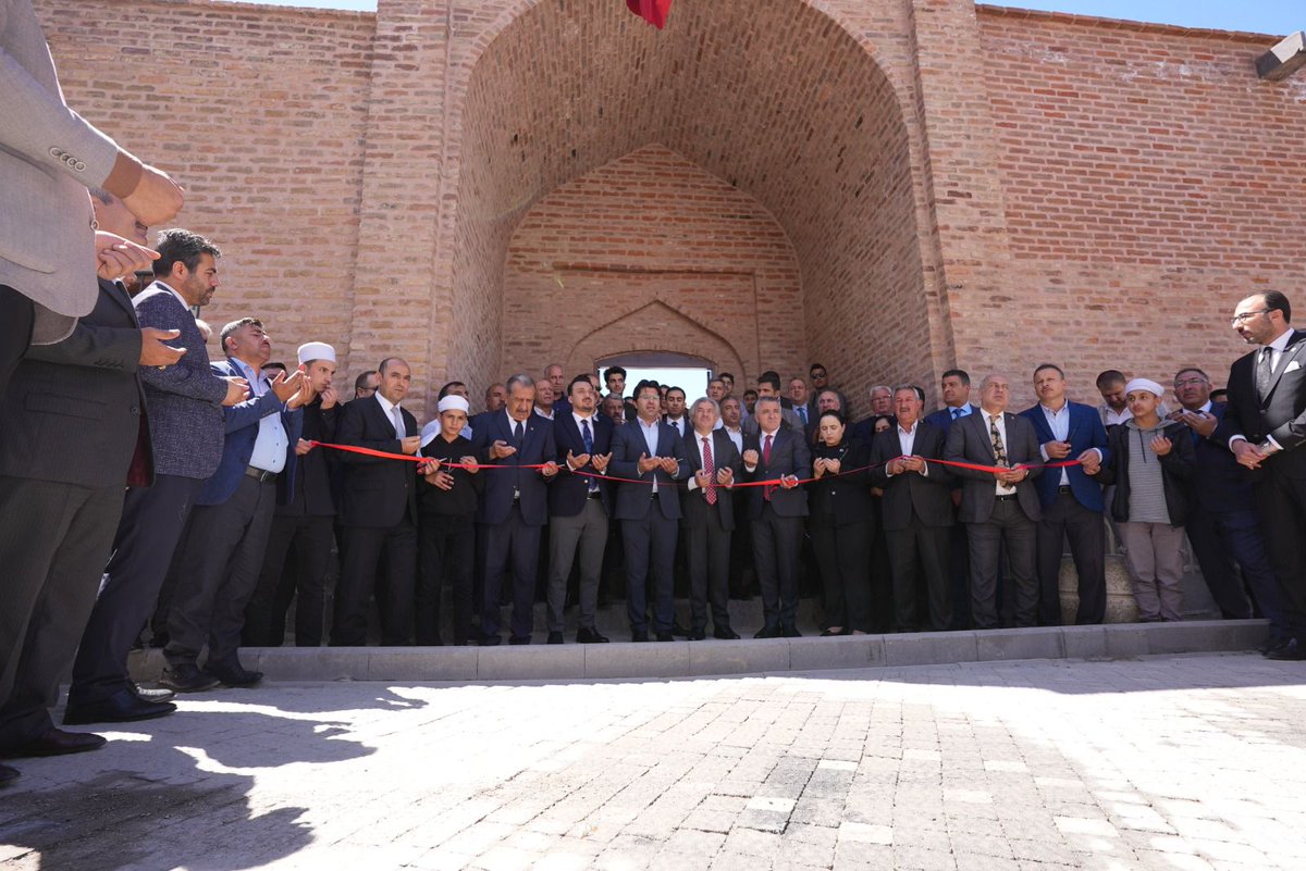TCKulturTurizm's tweet photo. Restorasyonu @VakiflarGM tarafından yapılan Ulu Camii ve Kırmızı Medrese'yi Bakan Yardımcımız @AhmetMisbah, Valimiz @valiosmanbilgin ve halkımızın katılımıyla açtık.

Ecdat emaneti eserlere sahip çıkarak her birini yenilemeye ve ayağa kaldırmaya devam edeceğiz.

📍Şırnak / Cizre https://t.co/IZQ3zkLWAR