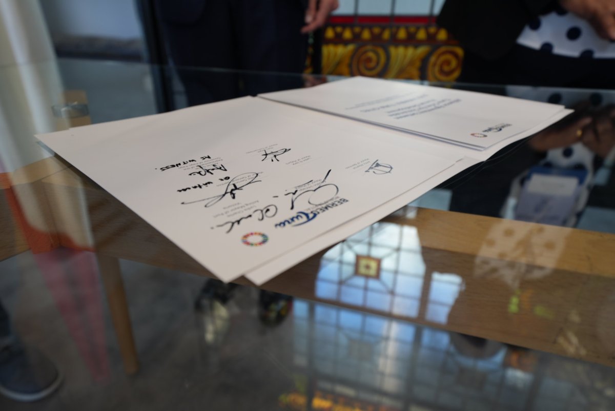 🐟 Hoy se ha firmado en #Bermeo la Alianza de las Ciudades Mundiales del #Atún, un acuerdo entre ciudades reconocidas por la importancia del sector atunero en su economía:
Bermeo
Manta (Ecuador)
Victoria (Seychelles)
Pago-Pago (Samoa)
Majuro (Islas Marschall)
Concarneau (Francia)