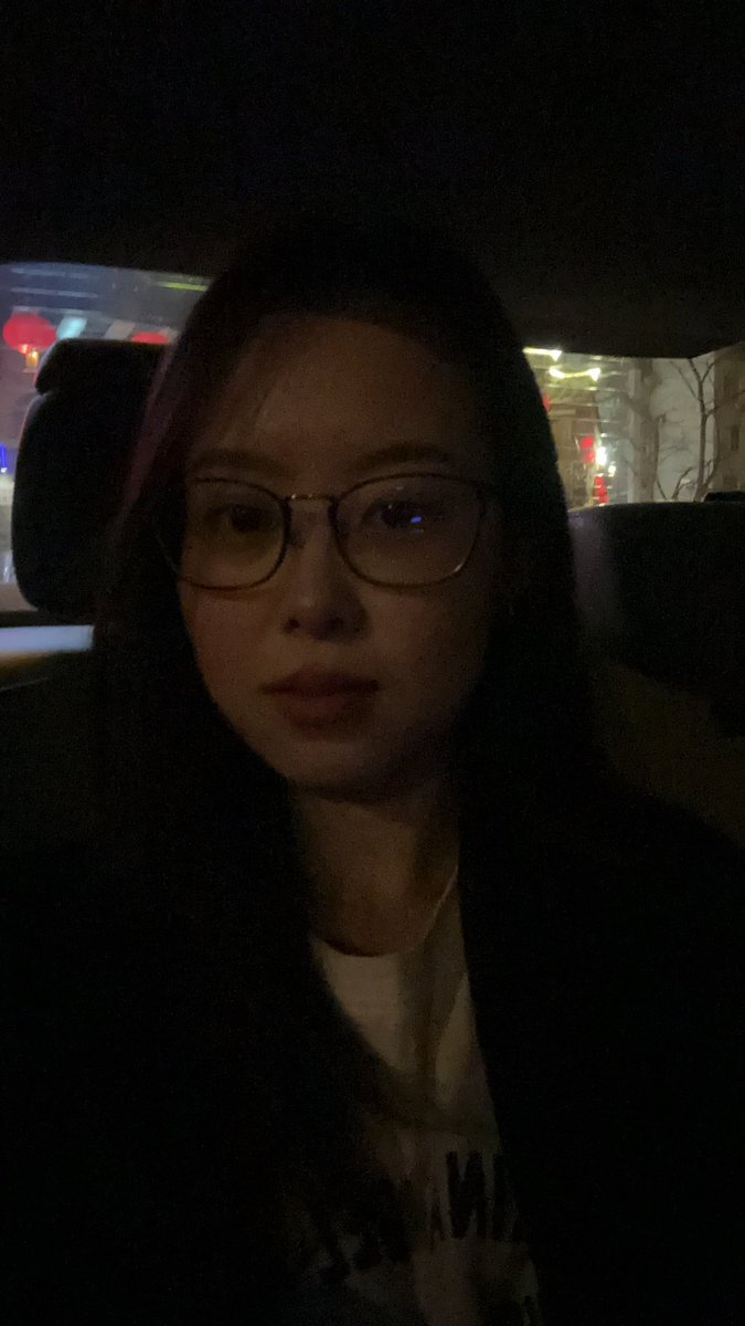 liuliu978's tweet photo. 去看音乐节了 也就那么回事吧 主要大连那天风太大了 大家都没嗨起来 但是下午风平浪静的还出现了晚霞哈哈哈哈 正好这个时间房东的猫在唱云烟成雨 嘎嘎有氛围  突然就理解了人原来就是活在几个瞬间 。然后放假回家了 和家里人一起待着就不那么焦虑了 就酱 https://t.co/uhCIQaq4XC