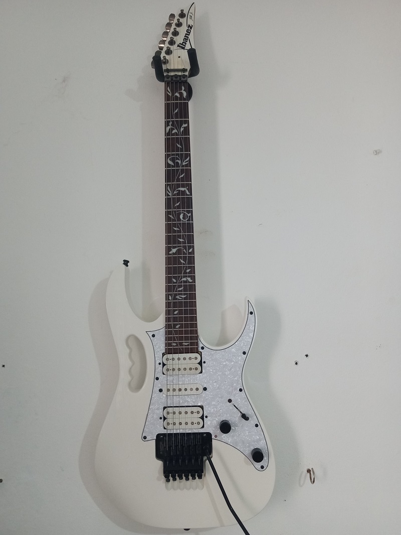 Possibly my favorite guitar at the moment due to its flexibility.  A few upgrades such as Gotoh trem, pearl pickguard and black controls. Also polished frets and lemon oil conditioned fretboard make it a pleasure to play :)

#ibanez #JEMJR