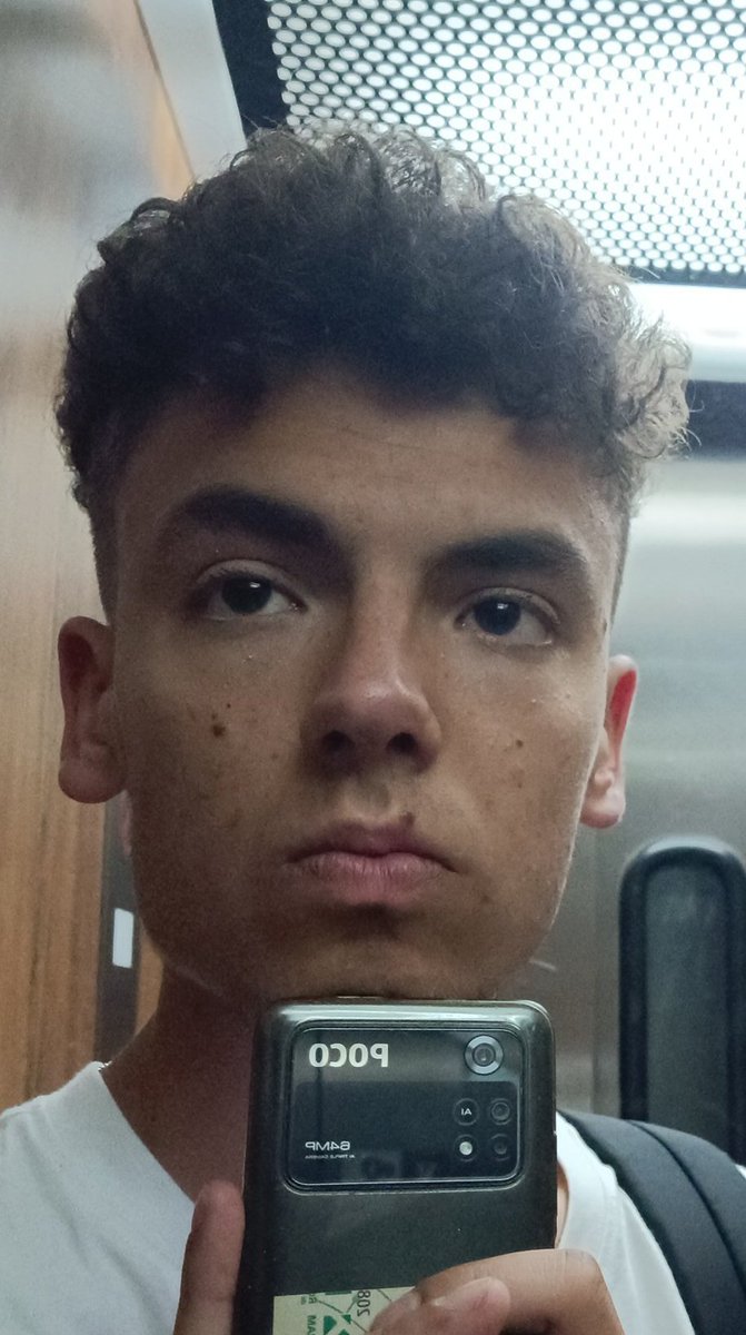 jperezcara's tweet photo. La cara que set queda quan perds el mòbil 2 cops en 20m i perds 3 ferros https://t.co/luYhxTJZWL