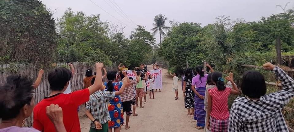 KYITHAR95368969's tweet photo. Activist youths and residents from a village of eastern #Yinmarbin Twp, #Sagaing Region, regularly staged a strike to overthrow the #MilitaryDictatorship on May3.

#LegalizationOfNUG                
#2023May3Cpup        
#WhatsHappeningInMyanmar https://t.co/i4KwHciav9