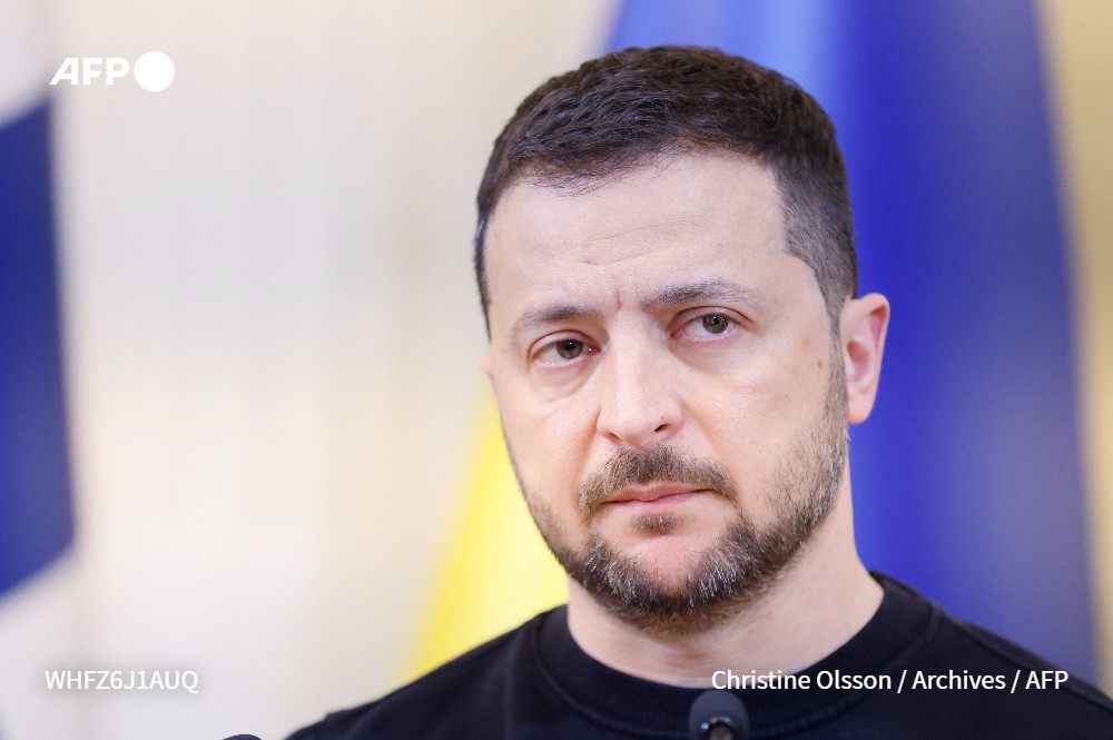 afpfr's tweet photo. L'Ukraine "n'a rien à voir" avec l'attaque aux drones sur le Kremlin, imputée par Moscou à Kiev, s'est défendue la présidence ukrainienne #AFP https://t.co/5ZqNwHBehv
