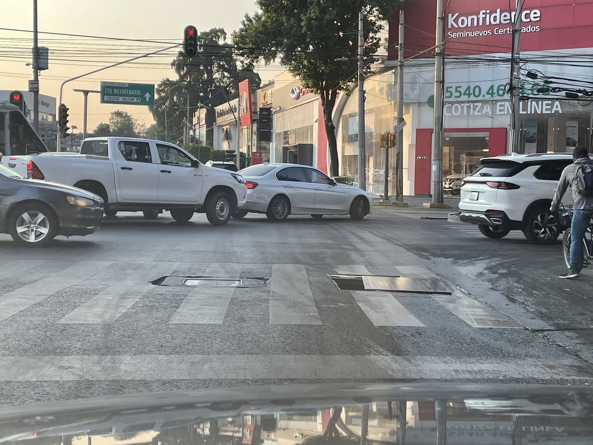 Registro abierto en sobre la México-Tacuba esquina con Cuitláhuac.
<a href="/AA_DF/">Ayuda a Alguien</a> <a href="/trafico889/">Radio Tráfico Total</a> <a href="/AlcaldiaMHmx/">Alcaldía Miguel Hidalgo</a>