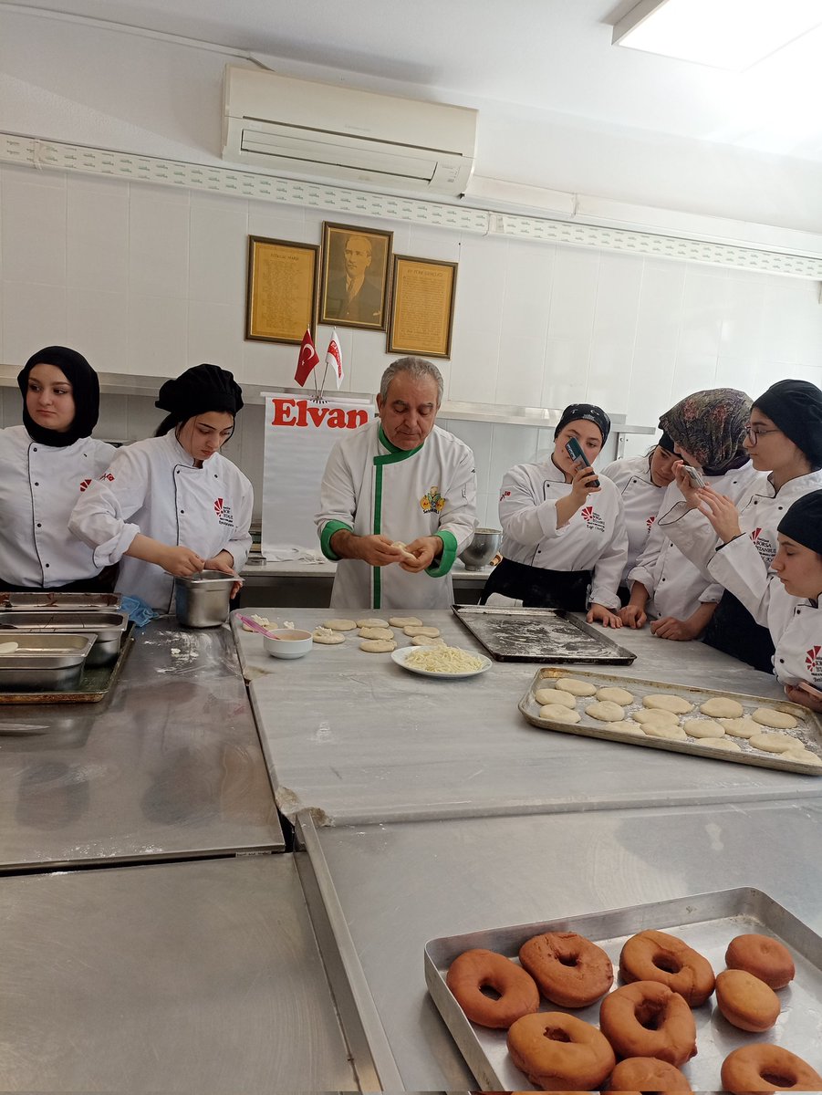 Atölyemizde bugün 9. Sınıflara yönelik mayalı hamur uygulamasını yapmak üzere Sefa Sabırlı şefimiz bize eşlik etti. Birbirinden güzel ürünlerle çok verimli bir eğitim gerçekleştirdik. <a href="/usk_imkbmtal/">ÜSKÜDAR BORSA İSTANBUL MTAL</a> <a href="/sedabykol/">Seda Büyükol</a> @MeslegimHayatim <a href="/istanbul_MTE/">İstanbul Mesleki ve Teknik Eğitim</a> <a href="/gulhanuryan/">gülhan delibalta</a> <a href="/DeryaSaygan/">Derya SAYGAN KAÇAN</a>
