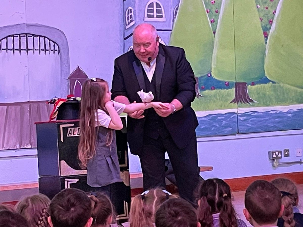 BPSLisburn's tweet image. We started off our @Coronation2O23 👑 school celebrations with a magic 🪄 show🐤from #1stforAldo - thanks to our PTA for organising &amp;amp; for @lisburnccc for the grant. #greatshow😂