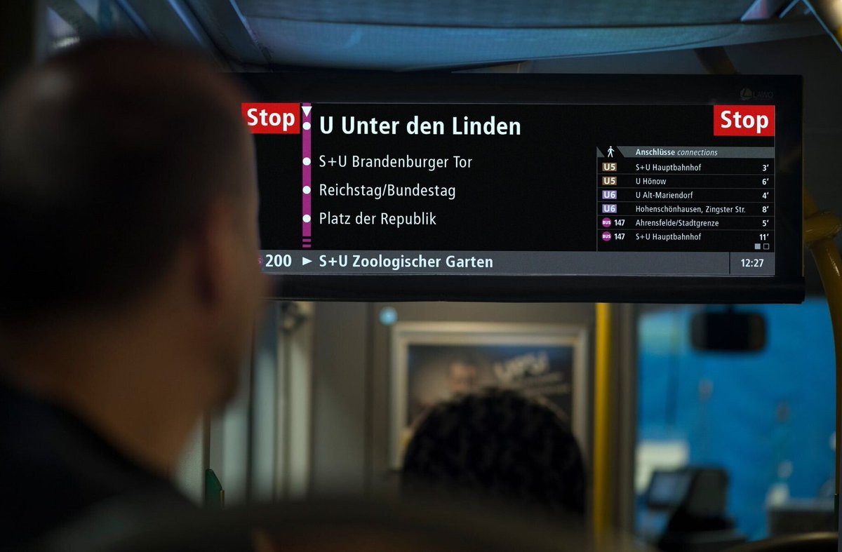 Wir testen „Dark Mode“ auf den Fahrgastinfo-Displays im Bus - also weißer Text auf schwarzem Hintergrund. Wir freuen uns über euer Feedback! Lesbarkeit genauso gut oder besser? Für sehbeeinträchtigte Personen wichtig: Der Kontrast muss auch weiterhin hoch genug sein. #BVG