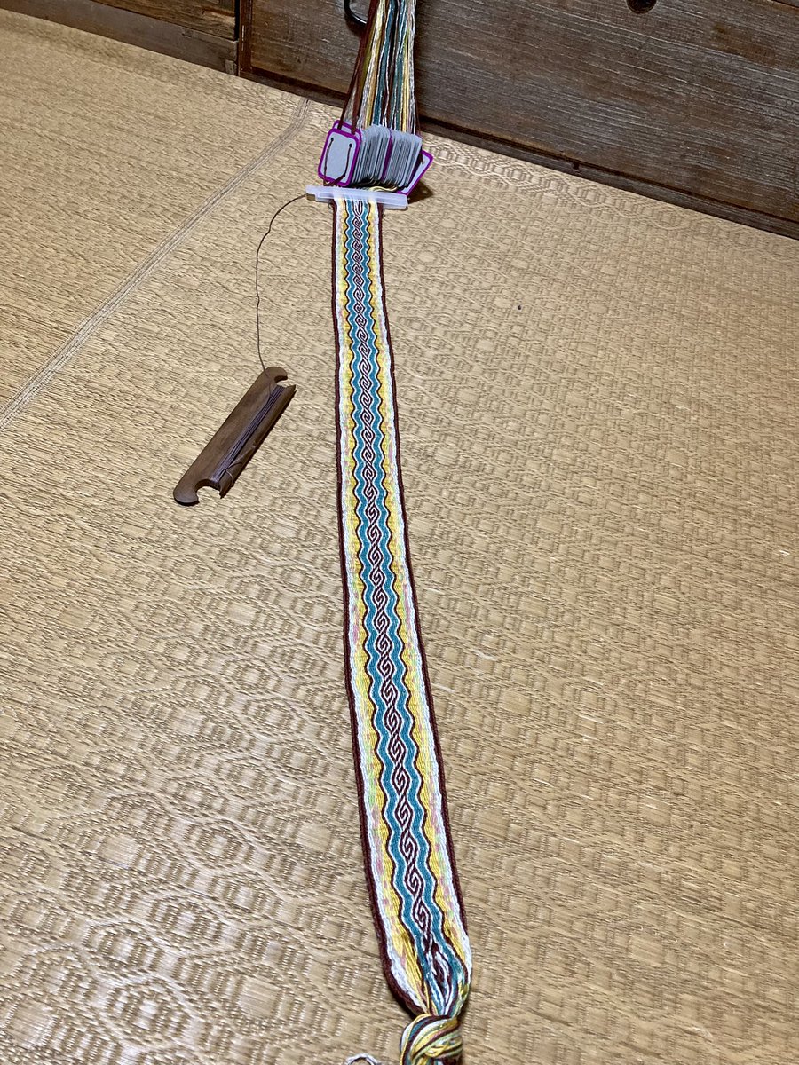 YasuKosode's tweet photo. 模様が出てくるのが楽しくて、サクサク織ってます。
現在８０cm。まだまだ先は長い。

#カード織り #cardweaving https://t.co/XlxABaAq76