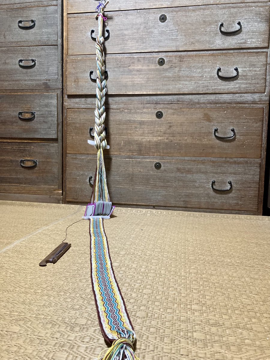 YasuKosode's tweet photo. 模様が出てくるのが楽しくて、サクサク織ってます。
現在８０cm。まだまだ先は長い。

#カード織り #cardweaving https://t.co/XlxABaAq76