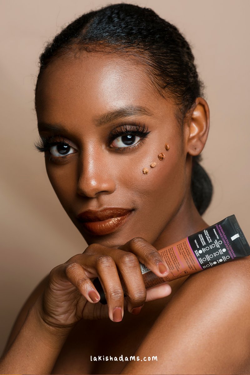 itsLakishaa's tweet photo. Finding the Perfect Foundation for Dark Skin - A Thread 
If you have darker skin tones it can be hard to find the perfect foundation. Here are our tips to help you choose the right shade that’ll give you a flawless look. #darkskinmakeup
https://t.co/2i84WsWhRK https://t.co/S8QVxRclar