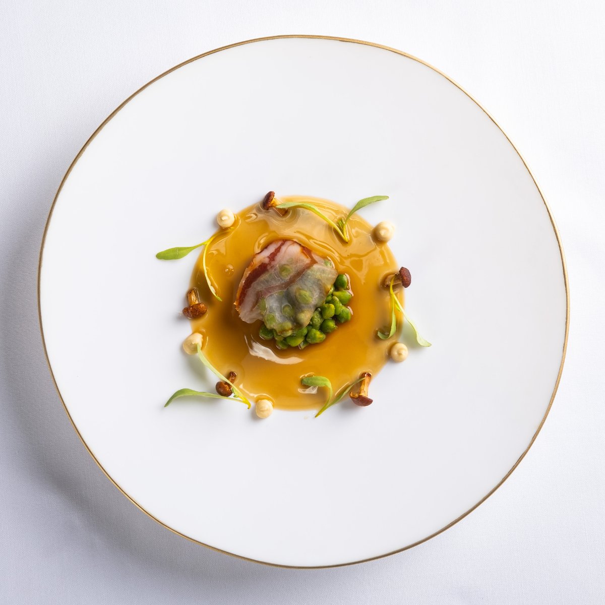 ☀️ Con la llegada del buen tiempo intentamos hacer un cocido de verano: un plato más fresco para los meses de calor. El cocido está compuesto de garbanzos verdes que pelamos detenidamente uno a uno, salsa de jamón ibérico y una vela de panceta ibérica.

📸 <a href="/santiveiga_/">Perroflauta</a>