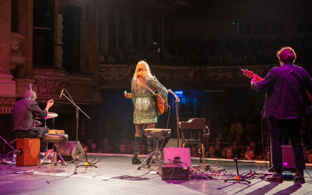 PieVinyl's tweet photo. A HUGE thank you to Freya Ridings for a magical show at The New Theatre Royal last night. 

We have some very limited signed copies of the new album available https://t.co/uc06rPTuIX 

Photos by the always excellent @russ_leggatt
⁠
@freyaridings #outstore #live @newtheatreroyal https://t.co/14fAZosYSq