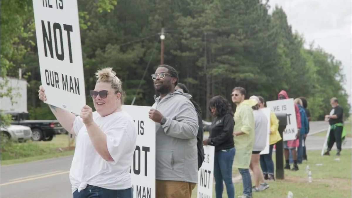 DownHome_NC's tweet photo. When extremist Mark Robinson announced his bid to become North Carolina's next governor, the local community turned out to oppose him.
Commit to defeat Mark Robinson with us here: https://t.co/uMHr0erlhK
Watch full video:
https://t.co/LkG0iJ0OoE
#NotoMarkRobinson #NotOurMan https://t.co/DILhTSUzWx