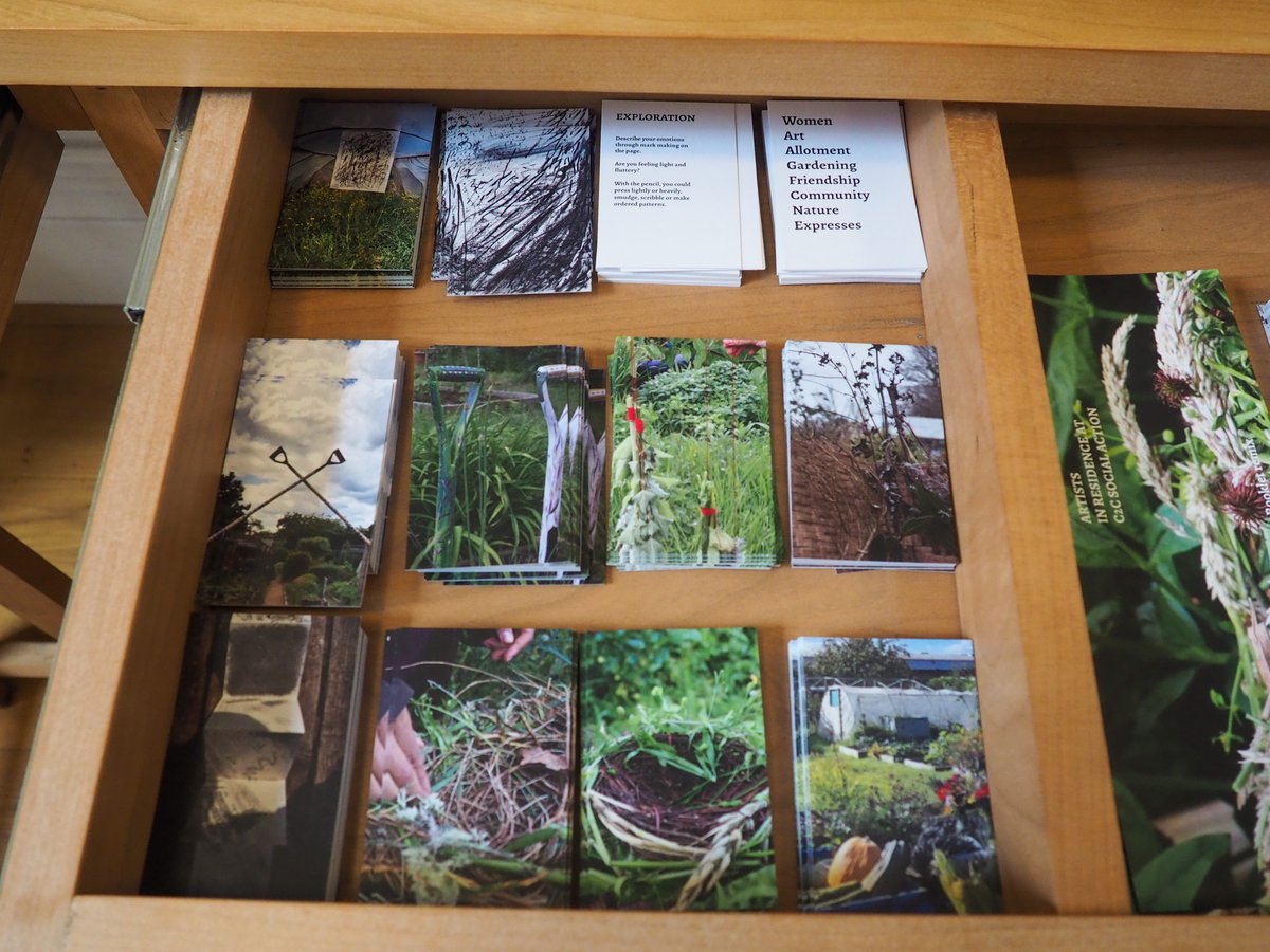 JusticeMuseum's tweet image. Look closely at the draw in the #ProjectLab to see the 12 cards, each with their own information on the backs. Pix and mix your own personal selection to make a guide to the room.

Choose from 2 cover pieces and use one of the rubber bands to secure your personalised booklet.