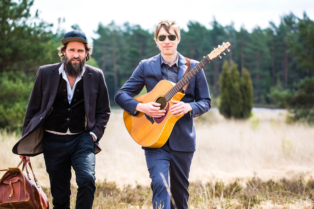 Warme, akustische Musik, mit authentischer Wehmut gespielt von zwei langjährigen Freunden: Pockets Full of Change machen Blues, Folk und Americana. Ohne seichte Gefühligkeit, aber mit manchmal tiefschürfenden Texten.
Sollte

brakula.de/veranstaltunge…