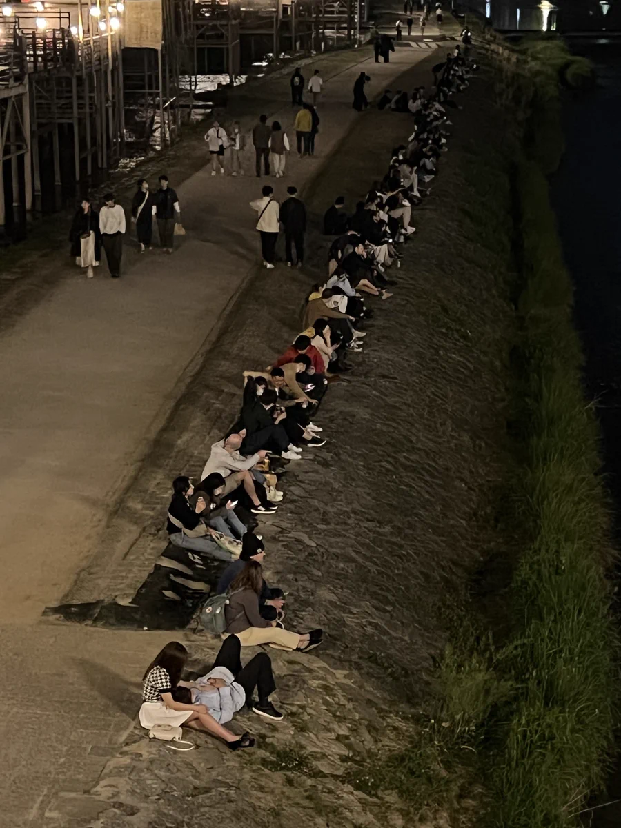 京都の鴨川。等間隔で座ることで有名なスポットがギュウギュウ詰めに！