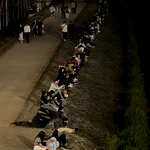 京都の鴨川。等間隔で座ることで有名なスポットがギュウギュウ詰めに!