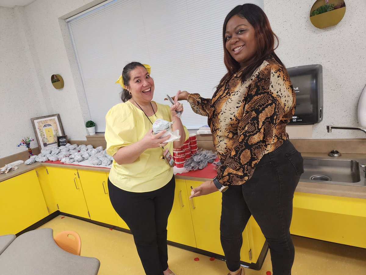 SchoolEngage_CB's tweet photo. Stopped by to show some love to @Griggs_AISD  #TeacherAppreciationWeek2023 #breakfastserved #ChosenBehavioral #SchoolEngagementProgram @AldineISD @SELCulture_AISD @MarcieStrahan https://t.co/km36Sf4O6a