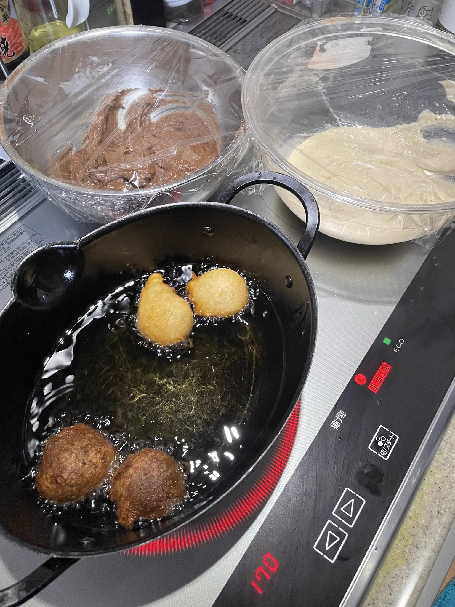 明日の甥っ子姪っ子のおやつはコレ！！
チョコ好きなので半分ココア入れといたw
自分も食べてみたかったのでお試し揚げ
簡単おいしい！！  