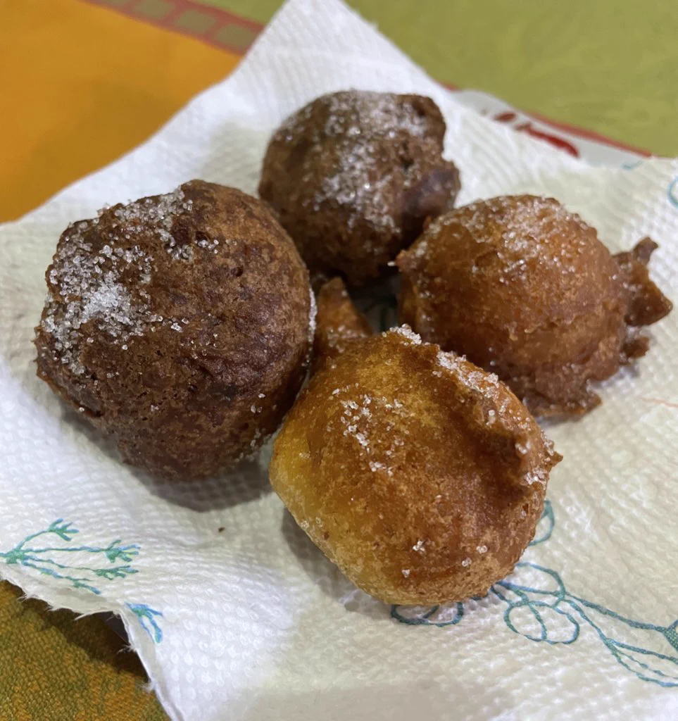 明日の甥っ子姪っ子のおやつはコレ！！
チョコ好きなので半分ココア入れといたw
自分も食べてみたかったのでお試し揚げ
簡単おいしい！！  
