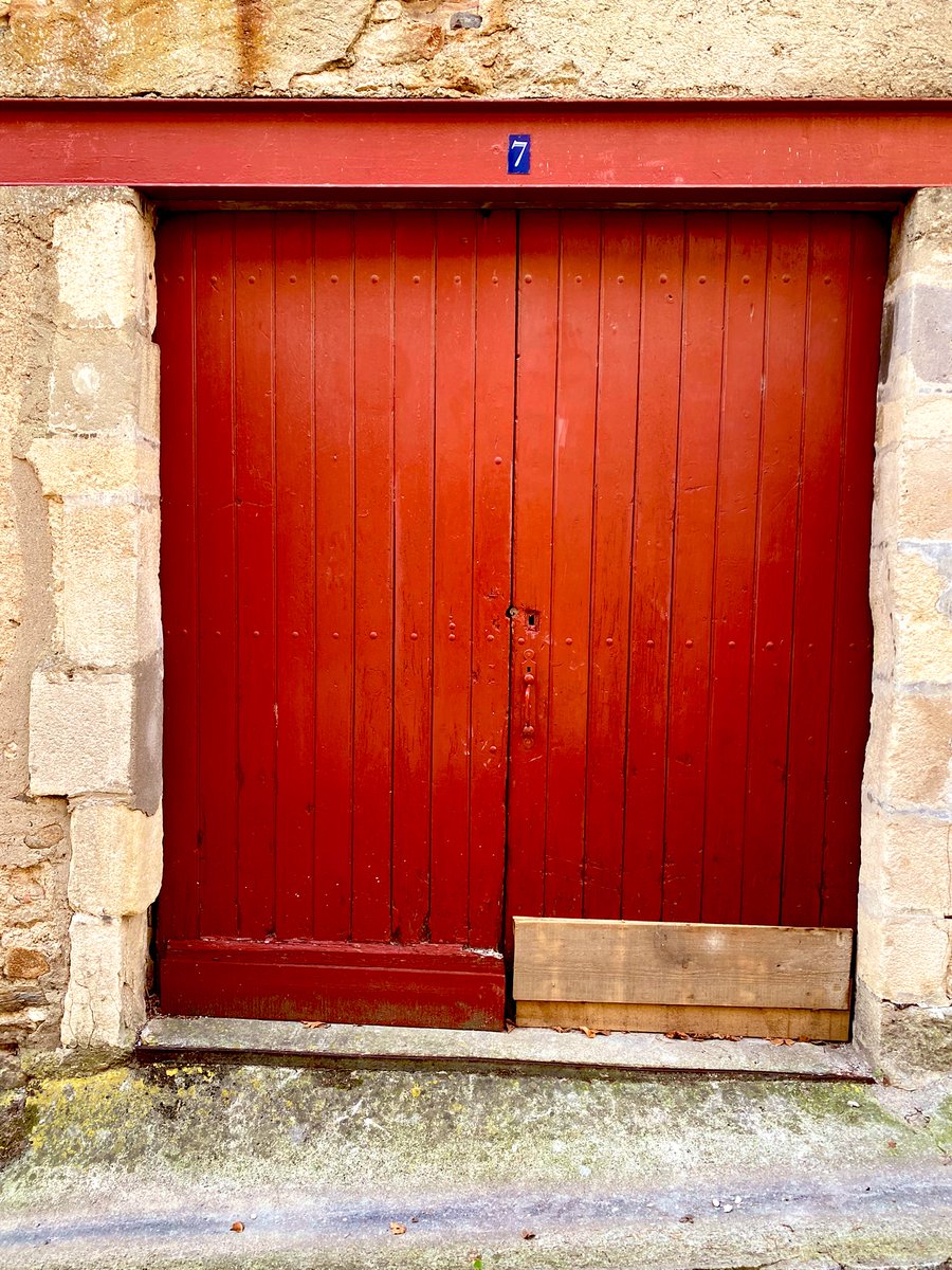 BarbaraMalda's tweet photo. Hay puertas que son una invitación o una ocasión para el descubrimiento y la búsqueda. Otras, cierran pasos y significan claudicación, imposibilidad o dejar algo atrás. También hay puertas que nos sitúan ante la necesidad de optar entre pasar al otro lado o quedarnos fuera. https://t.co/MjQ0uOJZnk