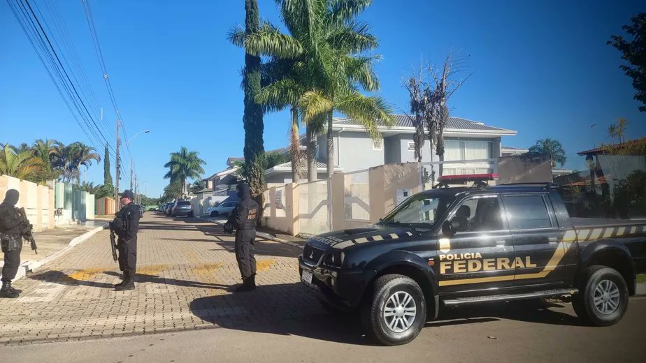 sensacionalista's tweet photo. Ainda bem que a a carteira de vacinação é impressa e auditável, diz agente da PF https://t.co/z1M4rgZzSl