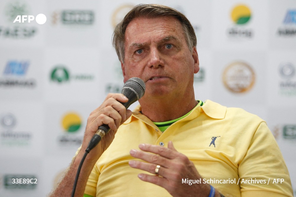 afpfr's tweet photo. 🇧🇷La police brésilienne a mené une perquisition au domicile de l'ex-président Jair Bolsonaro, dans le cadre d'une enquête sur la falsification présumée de certificats de vaccination contre le Covid-19, selon plusieurs médias locaux #AFP https://t.co/WeGpkQsvc3