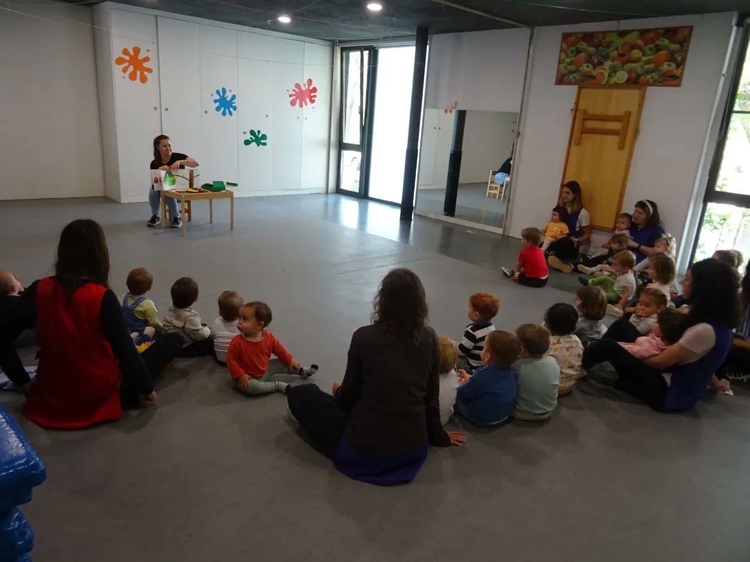 EMoixaines's tweet photo. Divendres passat va ser l'últim dia que una mare de l'escola va venir a explicar-nos un conte per la Quinzena de Sant Jordi. Gràcies a totes les famílies assistents per ajudar-nos a ser una escola oberta. #ebmoixaines #escolabressol #santjordi23 https://t.co/0gqncTHD6W
