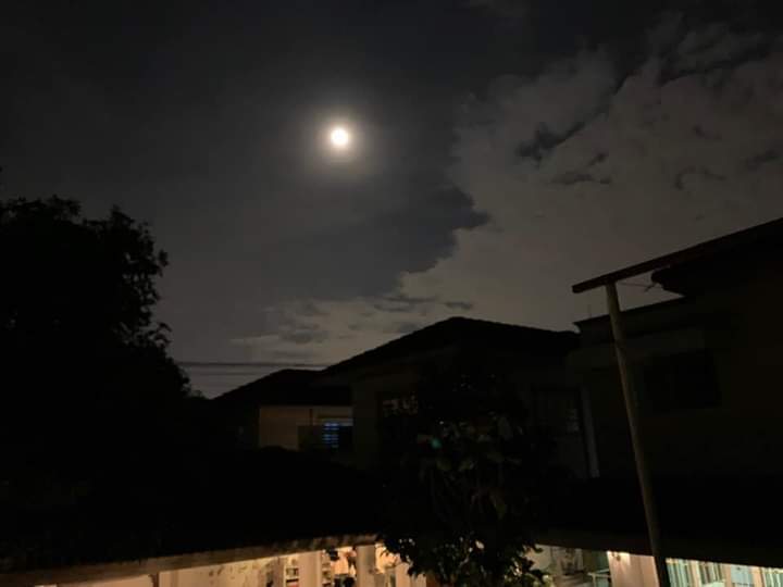 เดือนกำลังหงาย เอ้าดอร์เถียงนากลางทุ่งใต้แสงจันทร์ท่าจะดี😁😁 #ร้อยเอ็ด #อาจสามารถ #เสลภูมิ