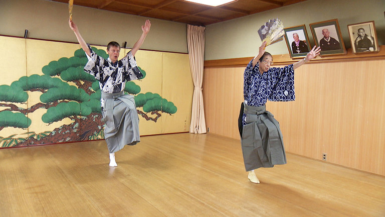 Ondřej Hýbl, 🇨🇿 kjógen (🇯🇵 tradiční komické divadlo) je nyní v 🇯🇵 učebnicích!
Ve svých dvaceti letech byl posedlý kouzlem kjógenu a odjel do Kjóta, aby se učil u mistra Šigejamy Šimeho.
Už více než 20 let přináší svými představeními radost a štěstí po celém 🇨🇿.