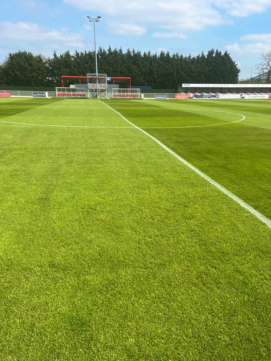 JackHawkes1's tweet photo. @BrackleyTownFC looking great ahead of tonight’s big playoff match vs Gloucester. Good luck! https://t.co/6CINbzDiSG