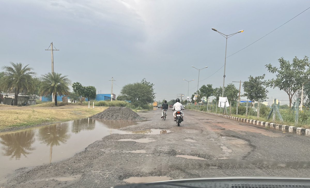 Omveer10's tweet photo. Gurgaon: Sector 83-84 Dividing road is in worst condition. Gurgaon’s contribution is highest in tax and yet conditions of road are not good. @OfficialGMDA @MCManesar @DC_Gurugram @cmohry kindly look into this matter. https://t.co/PerTRZZMLP