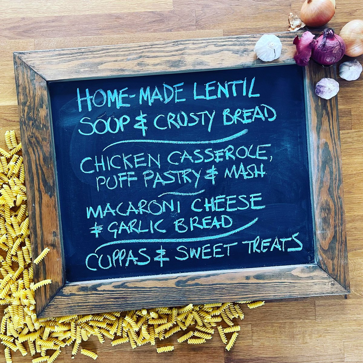 SUPA SUPPER | Home-made chicken casserole, puff pastry n’ mash. Or tasty macca cheese with a side of garlic bread. 

Come along to this week’s #BigScran and you’re guaranteed a supa supper, topped with Hugh &amp; Joe’s sweet treats 😋

All for free ❤️

5-7pm Thursday <a href="/BenViewDton/">Ben View</a>