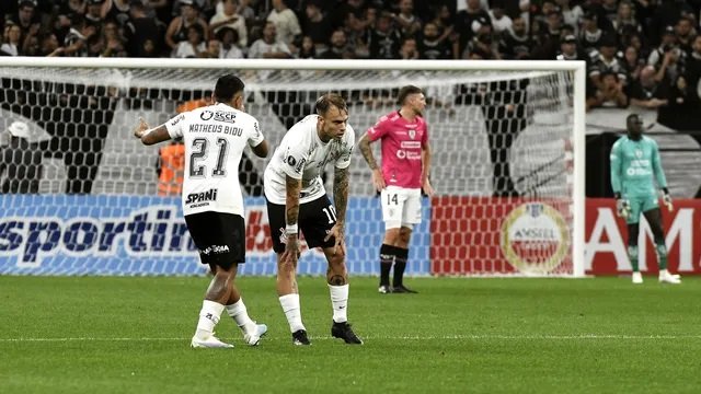 povotime1910's tweet photo. Matheus Bidu foi o destaque do Corinthians no aplicativo de estatísticas Sofascore.

Ao todo, o lateral deu quatro passes defensivos, criou duas grandes chances, fez quatro cortes, três desarmes e duas interceptações.

Além disso, Bidu não cometeu falta,  acertou 67% dos cruzamentos e venceu 83% dos duelos (aéreos e no chão).

🗞 [@SofascoreBR]
📸 [Marcos Ribolli]