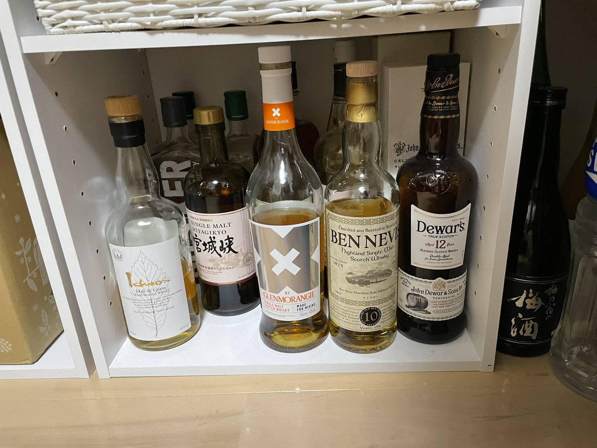 spi_rits's tweet photo. 何とか3か所に整理したウイスキー達
外飲み中心だったのに、ここ2、3年でジワジワと飲んみつつも貯めてここまで来ました
まだ、沼に片足突っ込んだくらい
これからもウイスキーライフ楽しみまっすー！
#TWLC
#ウイスキーライフ
#ウイスキー棚
#ウイスキー好きと繋がりたい
#ウイスキー沼 https://t.co/Qhmyqgih9u