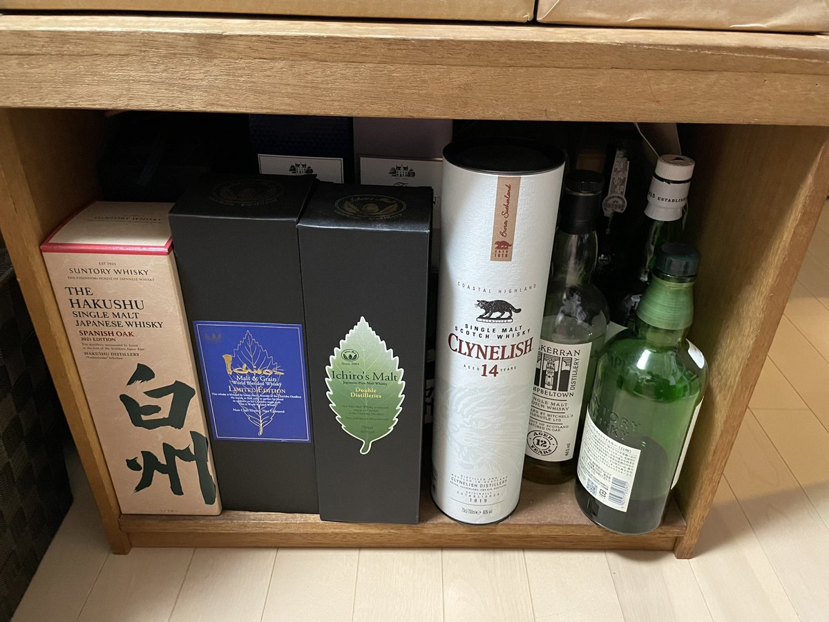 spi_rits's tweet photo. 何とか3か所に整理したウイスキー達
外飲み中心だったのに、ここ2、3年でジワジワと飲んみつつも貯めてここまで来ました
まだ、沼に片足突っ込んだくらい
これからもウイスキーライフ楽しみまっすー！
#TWLC
#ウイスキーライフ
#ウイスキー棚
#ウイスキー好きと繋がりたい
#ウイスキー沼 https://t.co/Qhmyqgih9u