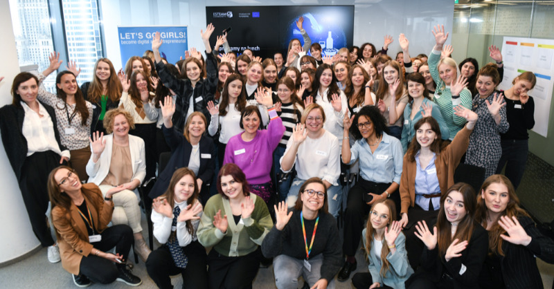 EUDigitalEdu's tweet photo. Did you know that @GirlsGoCircular & the #ESTEAMFest are working together to boost the digital & entrepreneurial skills of 🇪🇺 schoolgirls?
In March, Maja, Milena & Aleksandra shared their experience with the #GirlsGoCircular programme & how it boosted their confidence🚀
More⤵️