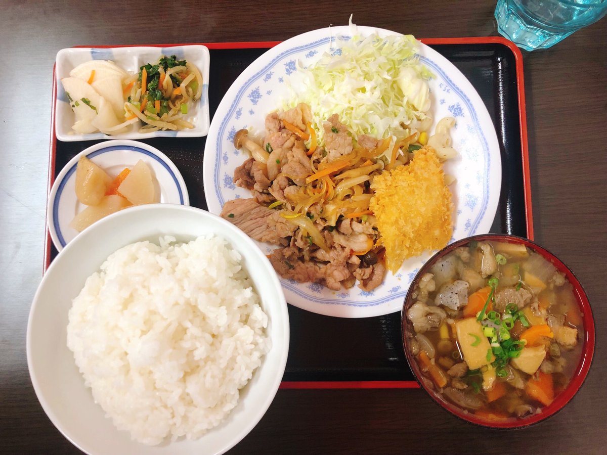 昼飯昼ご飯ランチ定食天童市定食おながま豚生姜焼定食ご飯大盛、牛すじ煮込に変更 千円札券売機IN→毎回、フリーズする俺、500円玉2枚チャリン×2戻って来る、迷うんだず、、、半カレーライス単品欲しいっす！