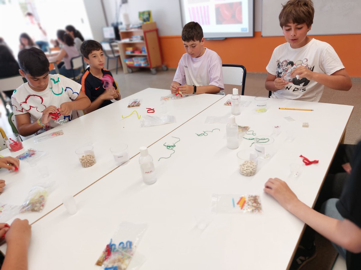 BASF_ES's tweet photo. ¡Seguimos aprendiendo y disfrutando de la #química con los #KidsLab! ⚗️ Hoy ha sido el turno de la escuela Charles Darwin del Prat de Llobregat. Los más pequeños no dejan de sorprendernos. 👏 https://t.co/xKa9qvrS8s