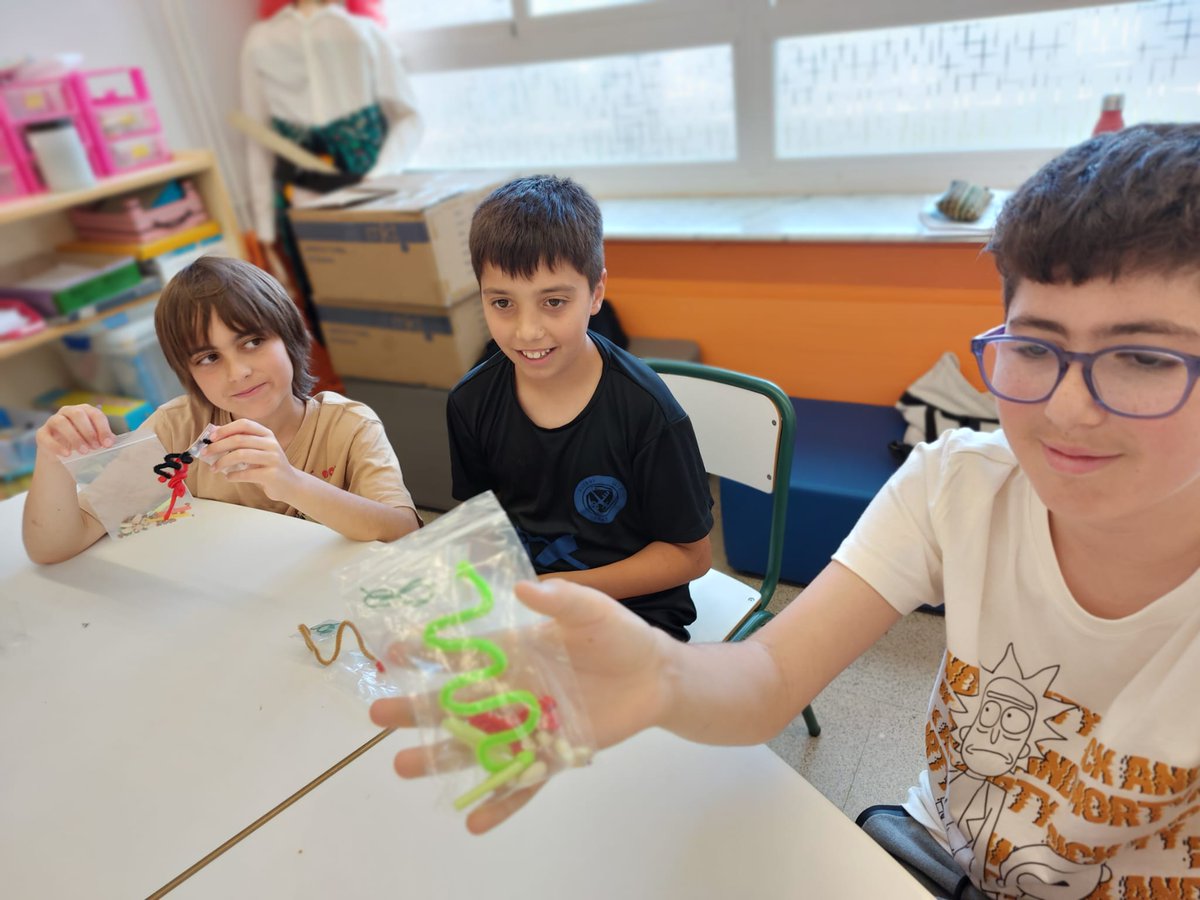 BASF_ES's tweet photo. ¡Seguimos aprendiendo y disfrutando de la #química con los #KidsLab! ⚗️ Hoy ha sido el turno de la escuela Charles Darwin del Prat de Llobregat. Los más pequeños no dejan de sorprendernos. 👏 https://t.co/xKa9qvrS8s