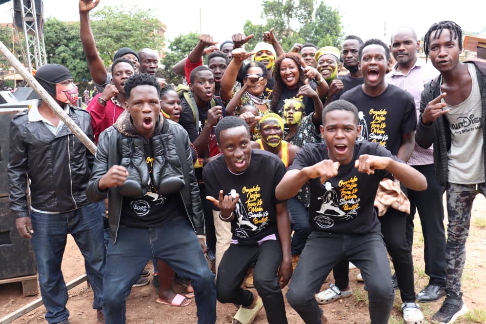 Njjerumedia's tweet photo. The SPA-ONC @ChiefMuzzukulu is at Bat Valley Primary school play ground &amp; made interactions with residents from the five Kl'a Divisions. Central, Kawempe, Rubaga, Makindye &amp; Nakawa division &amp; these include Boda boda riders, food vendors and the unemployed youth amongst others. https://t.co/jrTU9BaFnj