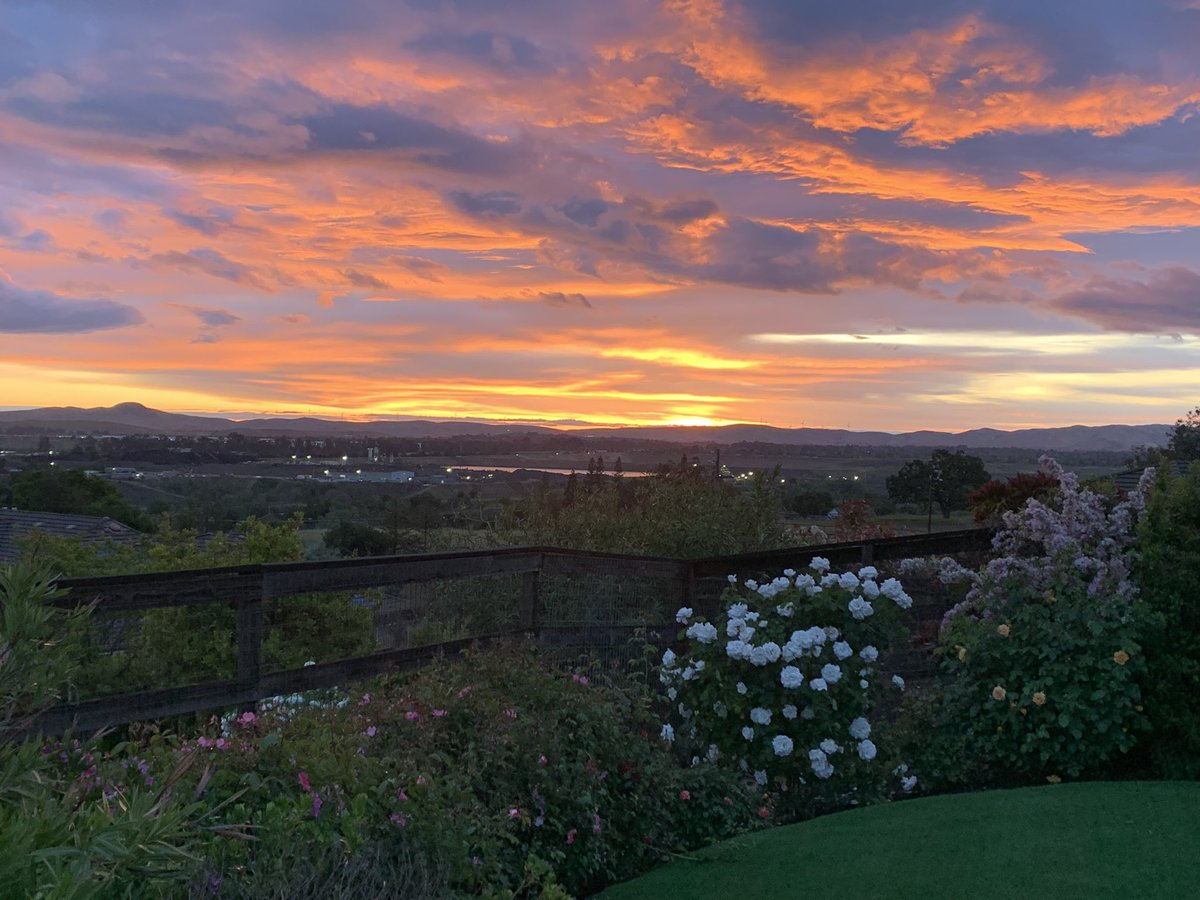 jscottstiles's tweet photo. Today’s sunrise is a reminder to take in the beauty around you. Make it an awesome day! https://t.co/P0nVo8fWeW
