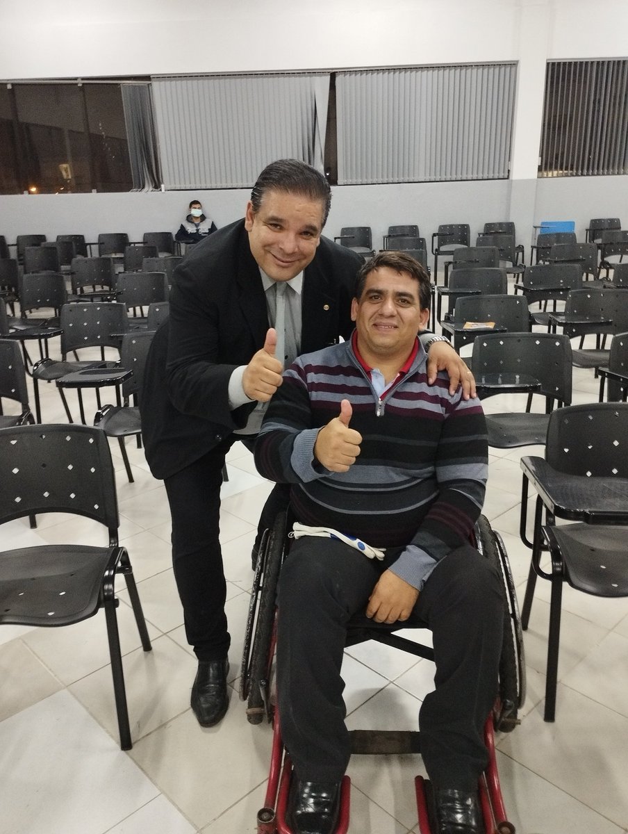 enriqueopezarc's tweet photo. Me invitaron a dar una charla en la Upap Ñemby, el se quedó ultimo me llamo y me dijo Don Enrique en una feria para personas c/ Discapacidad que uds organizan yo conseguí empleo , y en una Feria de Farmacia mi señora!
El momento más feliz!
Seguiremos buscando ayudar a todos! https://t.co/xL2Jf503mw