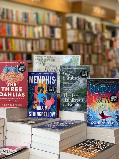 Welcome to the #BooksoftheMonth for May 😍
#TheThreeDahlias #Memphis #TheLostRainforestsofBritain #TheKingdomOvertheSea
@Waterstonesrust