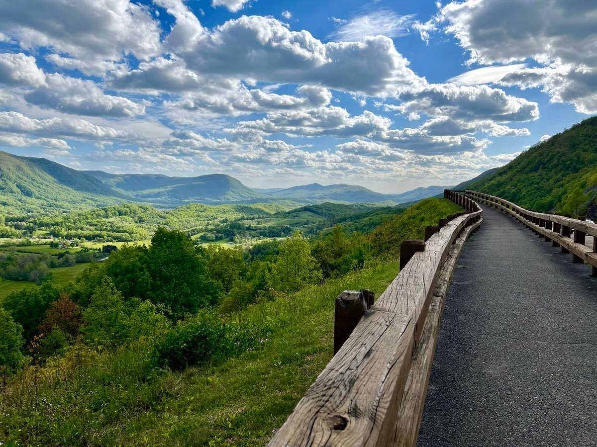 Can you believe how beautiful Big Stone Gap is? We can't wait for you to visit and see for yourself! What are you waiting on?
Photo by John Schoolcraft 

#BigTimeFunSmallTownPackage
#loveva
#vaoutdoors