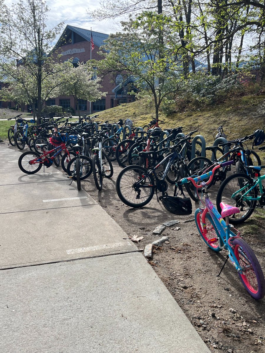 JeffersonLabs's tweet photo. Jefferson Elementary had a full house for Bike/Walk to School today!  What a way to kick off Wellness Wednesday! @FranklinPSNews @MrsCartersPE @mrsgsgym https://t.co/DTtxs0FkZW